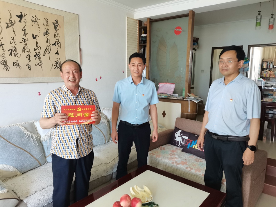 照片4(走访慰问活动)