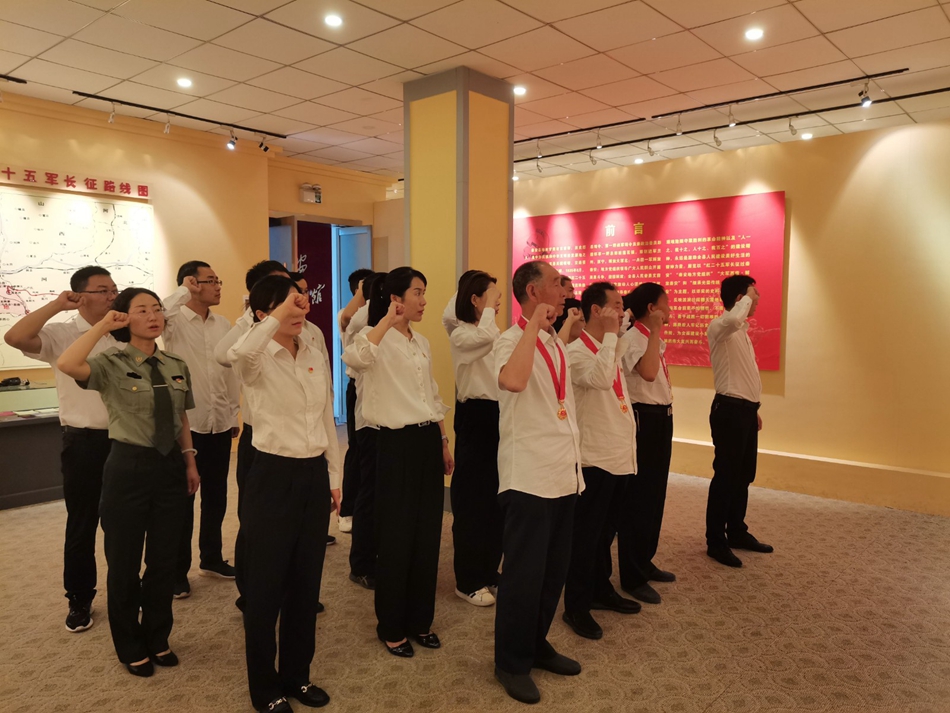 照片3(新老党员集体宣誓仪式)