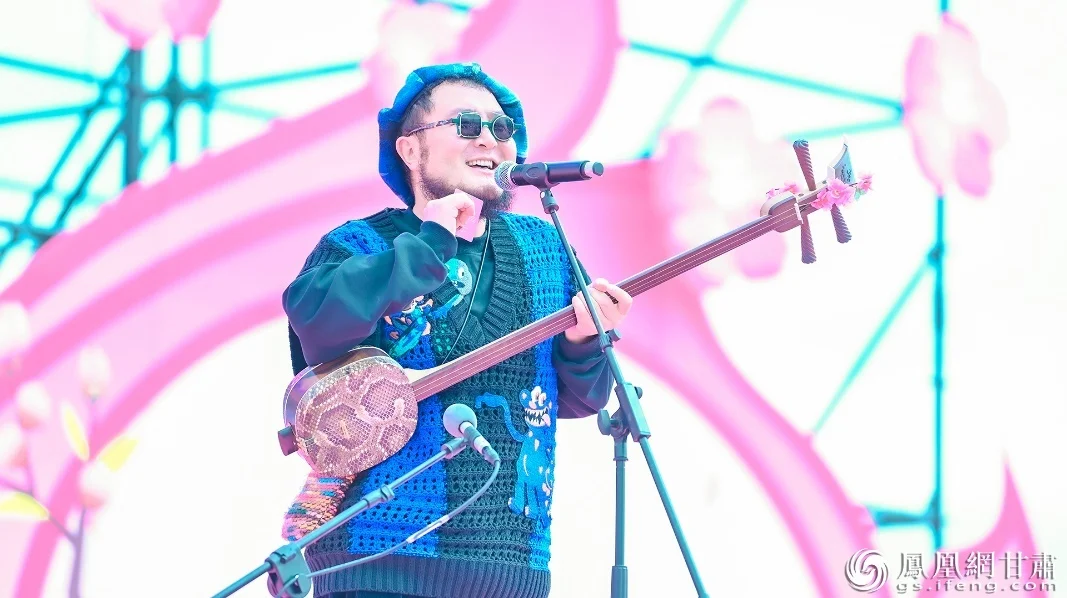 甘肃民谣歌手张尕怂将秦安桃花会开园现场气氛推向高潮