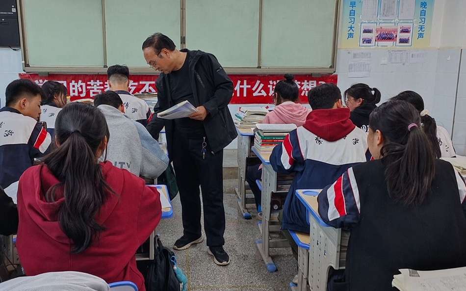 当前位置:>首页>新闻中心>秦安新闻>正文秦安四中团委书记白相平说:"