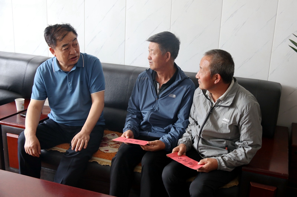 当前位置:>首页>新闻中心>秦安新闻>正文杨喜春先后来到兴国中学,县