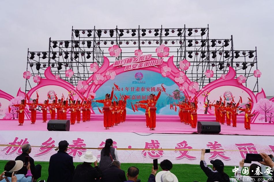 秦安桃花会刘坪秦洼桃花堡景区展演精彩纷呈,来自郭嘉,叶堡,安伏,魏店