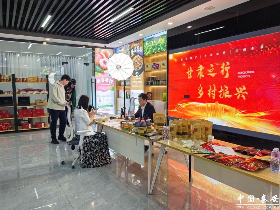 郭嘉镇电商直播基地邀请顶流直播团队开展直播助农活动-秦安县人民政