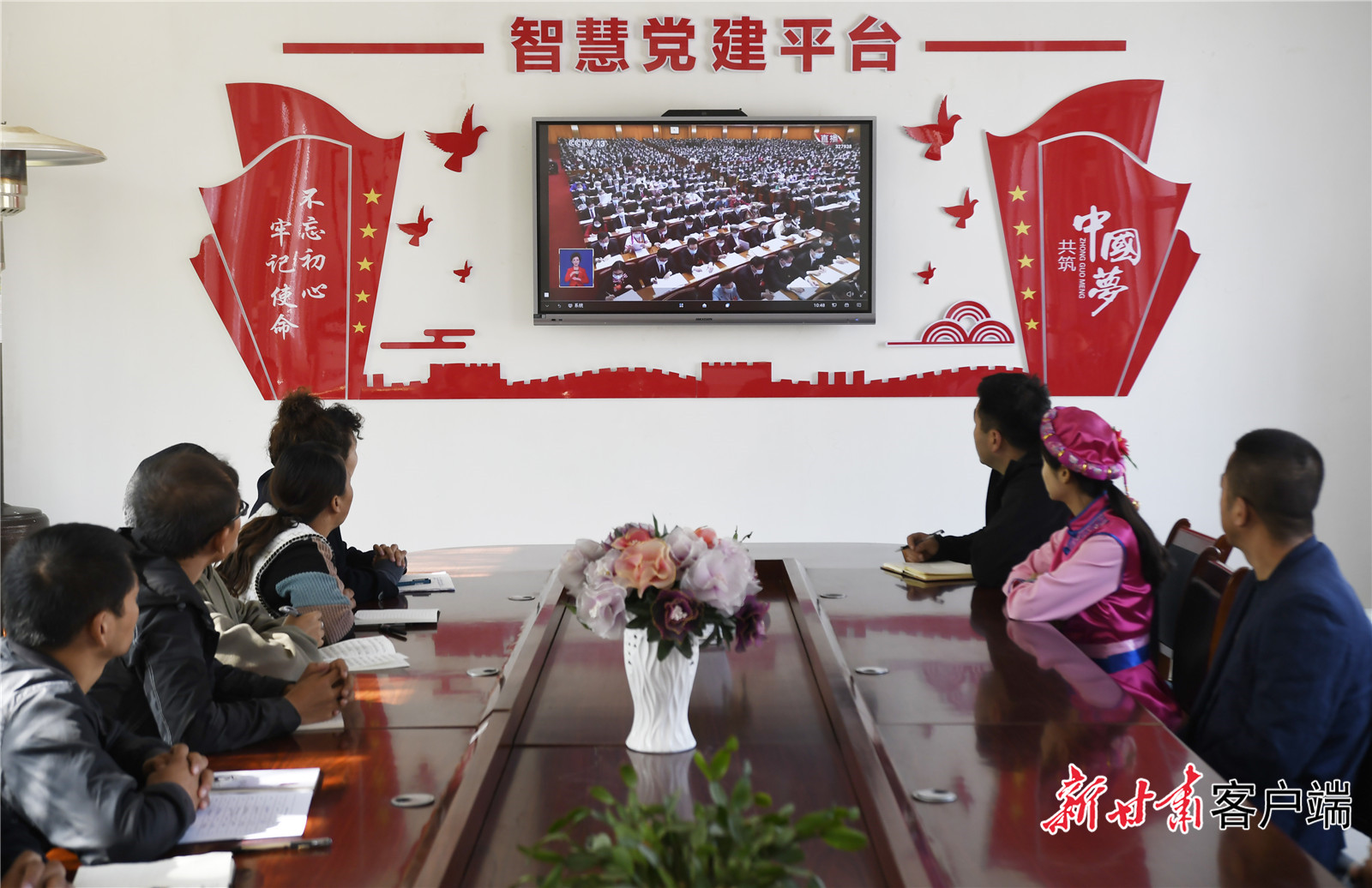 布楞沟村村民收听收看党的二十大开幕会盛况(17086159)-20221017075026